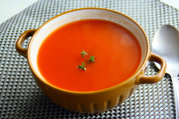 bol de potage de tomates