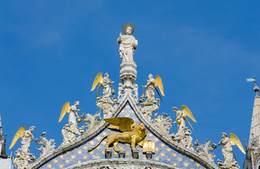 Heiligenfigur mit Engeln am Markusplatz in Venedig