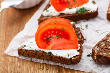 Sandwich with cream cheese and tomato