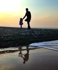 Zelfklevend Fotobehang father and child ar seaside © Morgan