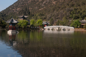 Fototapeta na wymiar Black Dragon Pool w Lijiang, Yunnan w południowo-zachodniej części Chin.