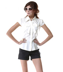 Fototapeta premium casual young model in sunglasses with short posing