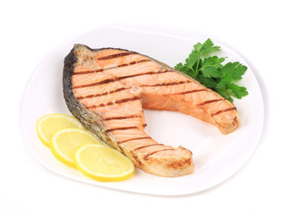 Grilled salmon filler with vegetables.