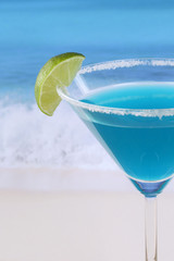 Nahaufnahme Blue Curacao Cocktail am Strand