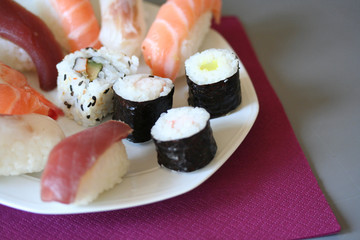 nigiri, uramaki e hosomaki su piatto_ sushi