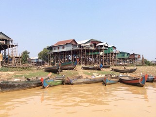 лодки и плавучая деревня