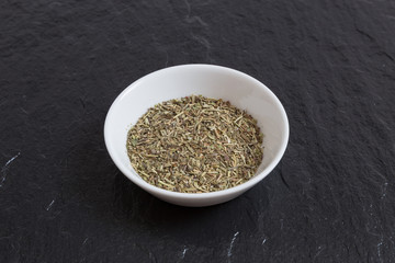 Kräuter der Provence in einer Schale auf Schiefer