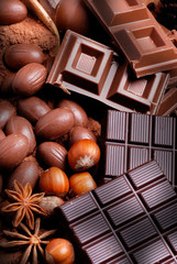 uova pasquali e cioccolato assortito sul tavolo di legno