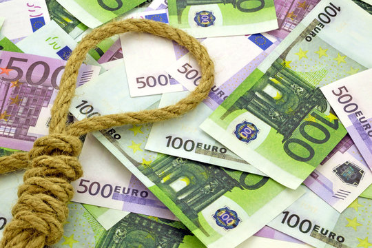 Photo a thick loops of rope on the background of euro money