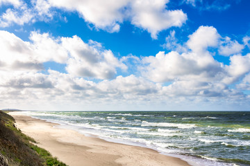 Fototapeta na wymiar Piaszczysta plaża na Bałtyku