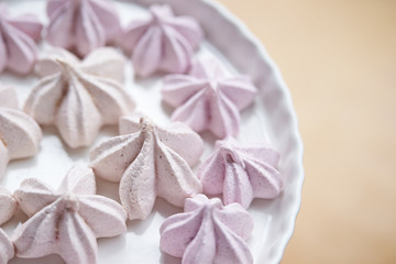 Cream meringues