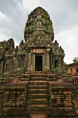 Naklejka premium Ancient buddhist khmer temple in Angkor Wat, Cambodia. Banteay S