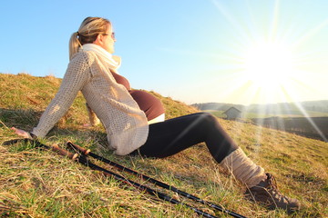 Schwangere Frau beim Wandern ruht sich aus 2