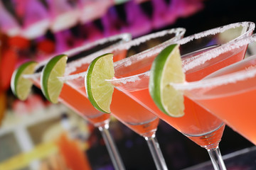 Rote Martini Cocktails in Gläsern in einer Bar