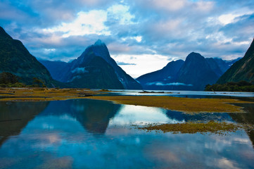 Fototapeta na wymiar krajobraz z wysokiej lodowca górskiego w Milford Sound, Nowa Zelandia
