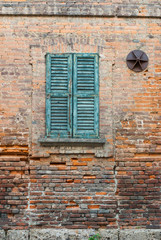 Facciata muro di mattoni e persiane, vecchia casa
