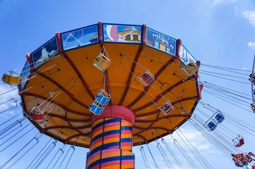 Zelfklevend Fotobehang Giant Swing  © Jira