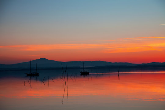 barche sul lago al tramonto