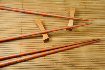 Stäbchen auf Bambusmatte