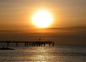 Angler auf der Seebrücke im Sonnenuntergang
