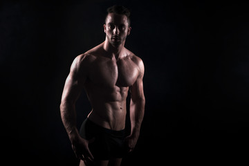 Fototapeta na wymiar Muskulöser Mann nackter Oberkörper durchtrainiert Porträt