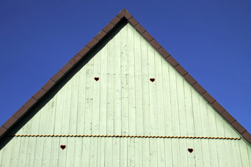 Fototapeta na wymiar Herzchen in einem Dachgiebel in Lothe (Lipperland)