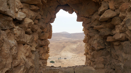 Kamienie na pustyni okno i widok przez nie.