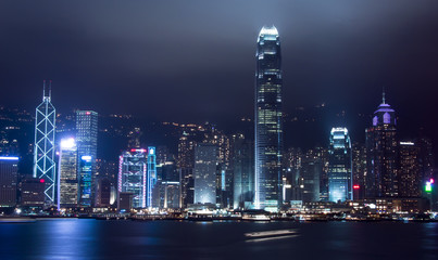 Nachtopname van het financiële centrum van Hong Kong en de Victoria-haven