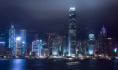 Zelfklevend Fotobehang Nachtopname van het financiële centrum van Hong Kong en de Victoria-haven © byeolsan