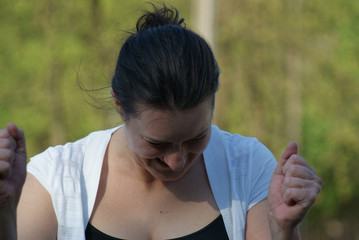 Kobieta zadowolona po skoku na linie Bungee. Radość po udanym skoku na linie.