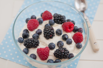 Joghurt mit gemischten Beeren