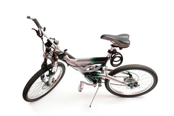 Zaawansowany rower górski z nie typową ramą i amortyzowanym zawieszeniem, na białym tle.