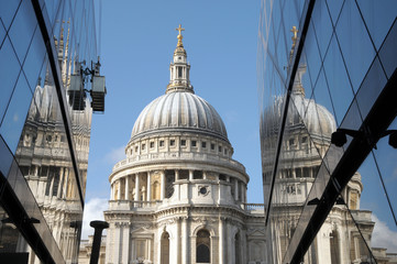 Naklejka premium St Pauls Cathedral reflected in glass walls of One New Change