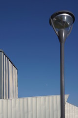 Moderne Zinkblechfassade und Stra&szlig;enlaterne