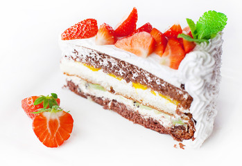 Sponge cake with whipped cream and strawberries