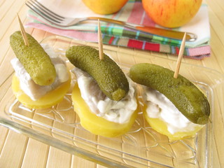 Vorspeise mit kleinen Heringshäppchen