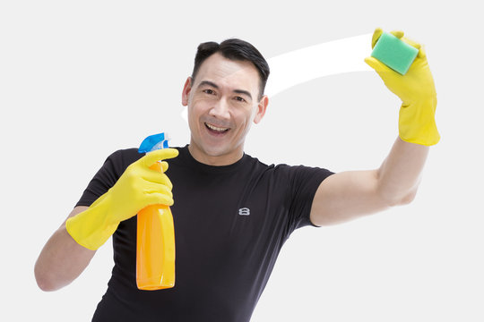 Hausmann reinigt das Fenster und l&auml;chelt