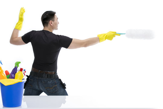 Hausmann k&auml;mpft mit Staubwedel gegen Schmutz