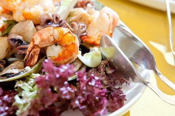 Fototapeta na wymiar Fresh and healthy salad with shrimps