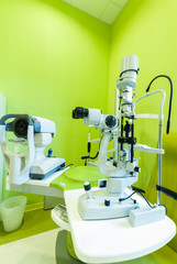 Studio oculistico, sala operatoria con strumenti medici
