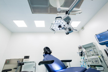 Studio dentistico, sala operatoria con strumenti medici