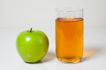 apple juice and green apple
