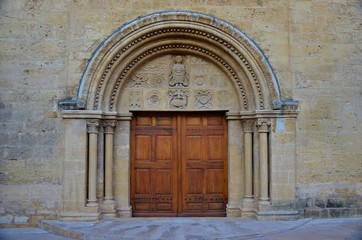 Fototapeta na wymiar Salon de provence / portail de l'église st michel