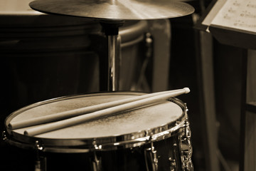 Obraz premium Drum sticks lying on the drum closeup