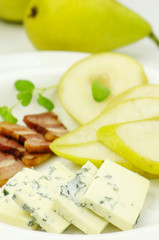 Pear with gorgonzola and bacon