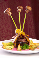 grilled beef with peper and mushrooms