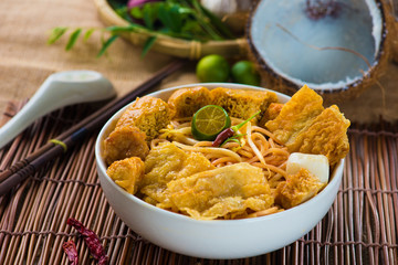 singapore curry noodles with tradtional setting