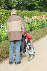 Spaziergang mit Rollstuhlfahrer