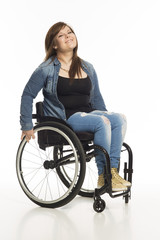 lächelnde junge Frau im Rollstuhl