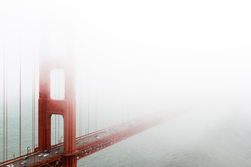 Le Golden Gate Bridge de San Francisco à travers la brume